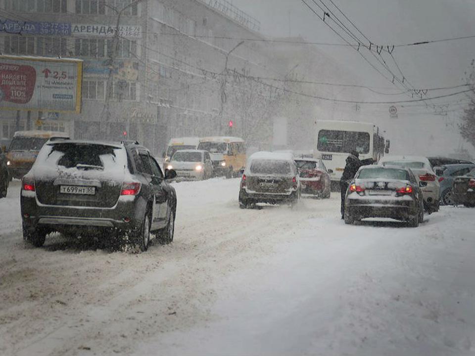 Омск выпал снег. Омск сугробы. Омск снег на дорогах. Снегопад в Омске. Машина зимой Омск.